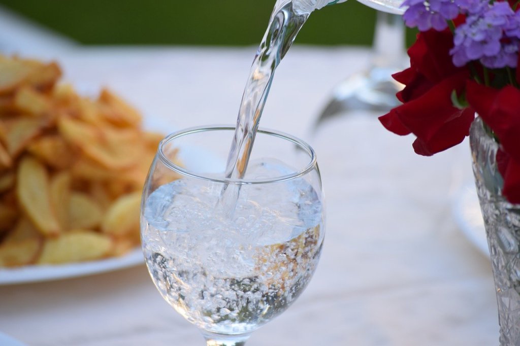 Minum air putih agar tetap fit dan berenergi